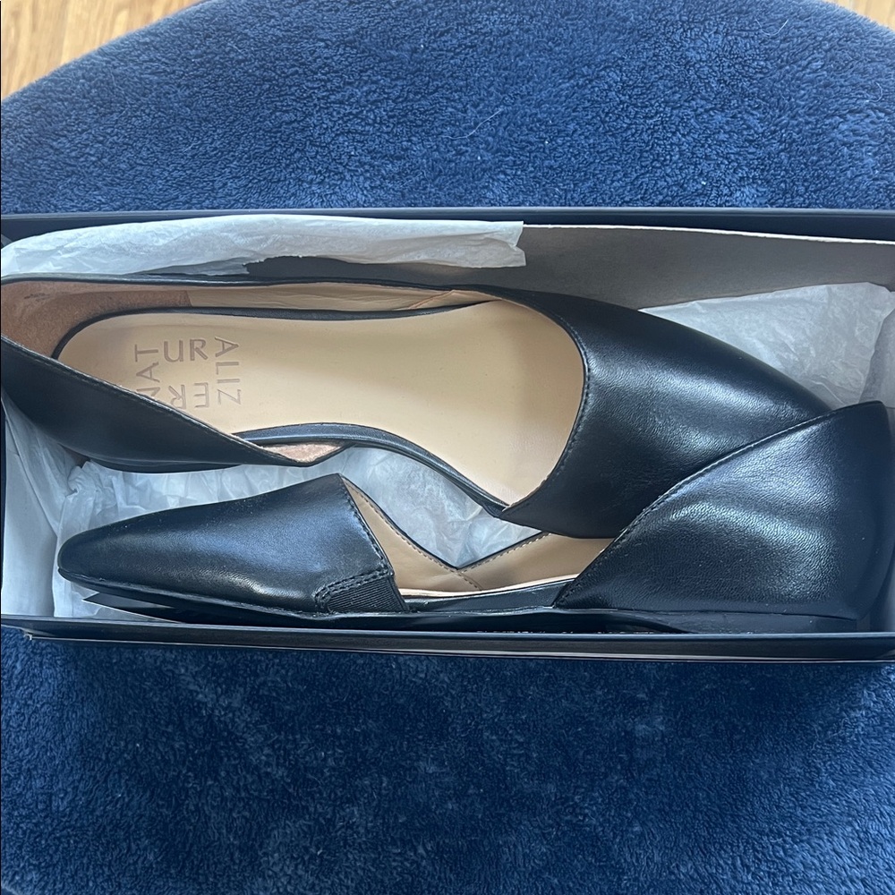 New in box Naturalizer leather flats sz 6.5